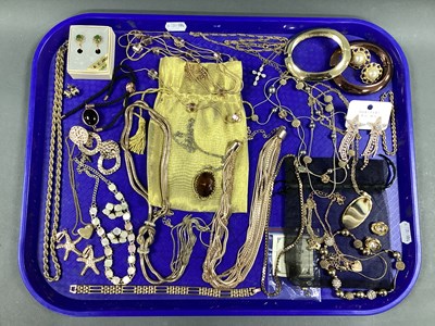 Lot 343 - A Collection of Modern Costume Jewellery, in...