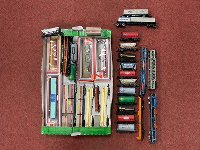 Lot 513 - Approximately Thirty '00' Gauge Modern Image...