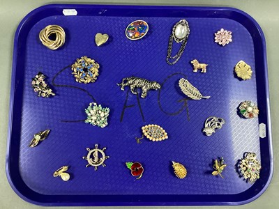 Lot 295 - A Collection of Assorted Brooches, to include...