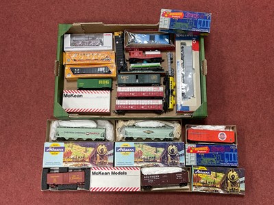 Lot 517 - Twenty-two HO scale American outline freight...