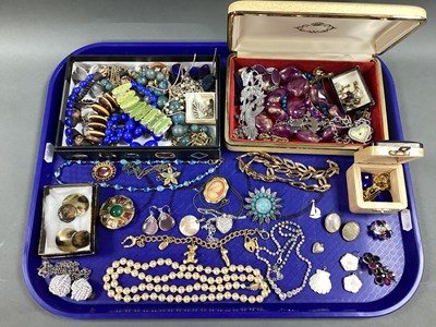 Lot 300 - A Collection of Vintage and Later Costume...