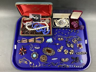 Lot 287 - A Collection of Vintage and Later Costume...