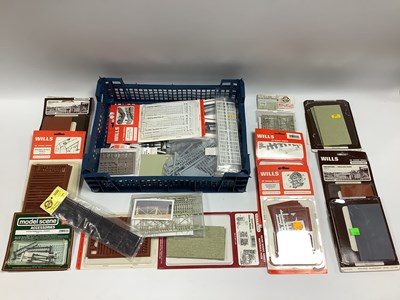 Lot 607 - A Collection of '00'/'HO' Lineside Accessory...