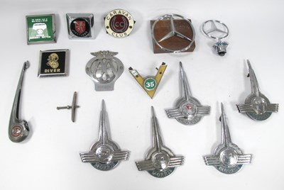Lot 1433 - Car Badges - Five vintage Morris and chrome...
