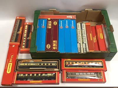 Lot 440 - Approximately twenty boxed 00 gauge steam-era...