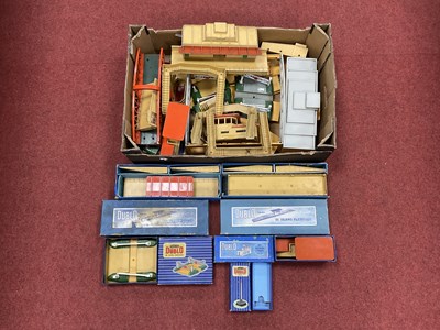 Lot 529 - A Quantity of Hornby Dublo Buildings and Other...