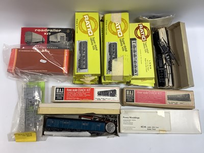 Lot 458 - Nineteen 'OO' Gauge/4mm Boxed Plastic Rolling...