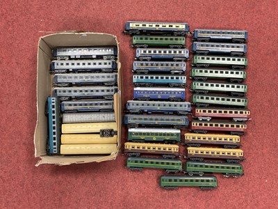 Lot 566 - Approximately Thirty 'HO' Scale Coaches by...