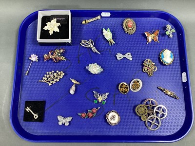 Lot 293 - A Collection of Assorted Brooches, including...
