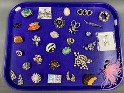 Lot 313 - A Collection of Assorted Brooches, to include...