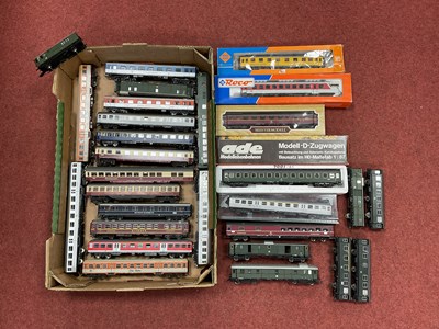 Lot 530 - Approximately twenty-seven HO scale post-war...