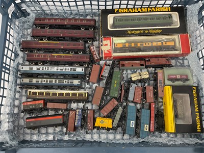 Lot 787 - Approximately thirty British N gauge rolling...