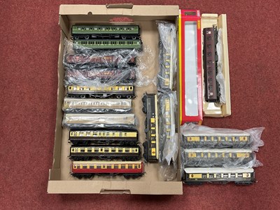 Lot 521 - Seventeen 'OO' Gauge/4mm Unboxed MKI coaches,...