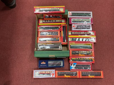 Lot 524 - Approximately twenty boxed 00 gauge coaches...