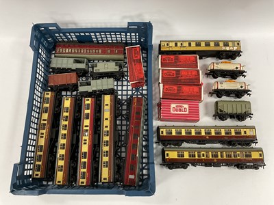Lot 812 - Approximately twenty items of Hornby-Dublo two-...