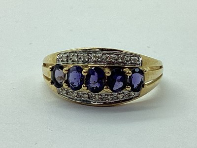 Lot 118 - A Modern Dress Ring, the uniform claw set...