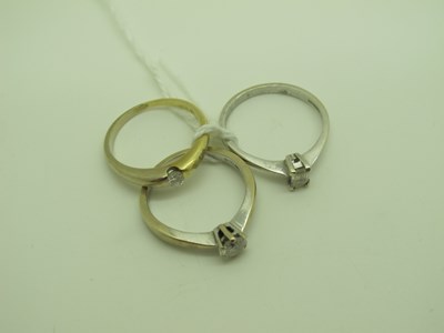 Lot 330 - A Modern 18ct White Gold Single Stone Diamond...