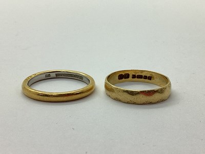 Lot 98 - An 18ct Gold Patterned Band, (finger size P);...