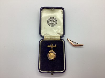 Lot 379 - A Small 9ct Gold and Enamel Medallion Pendant,...
