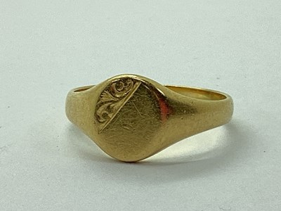 Lot 129 - A Modern 18ct Gold Signet Style Ring, (2000...