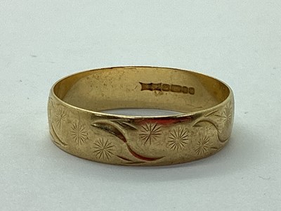 Lot 130 - A 9ct Gold Patterned Wedding Band, (finger...