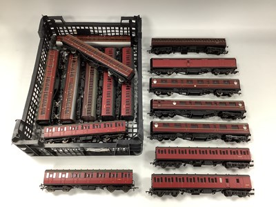Lot 606 - Sixteen 00 gauge maroon coaches: six Bachmann...