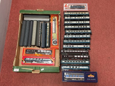 Lot 562 - Approximately Twenty-Five '00' Gauge Coaches...