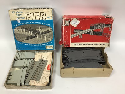 Lot 453 - Two boxed HO scale bridge sets by Atlas and...