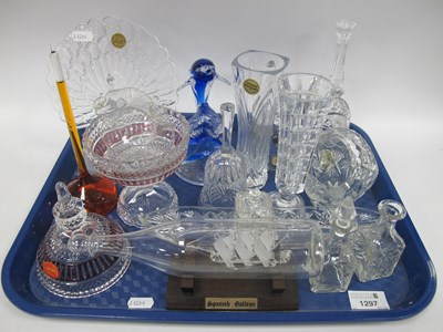 Lot 1297 - Glassware, including crystal vases, crystal...