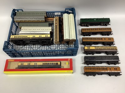 Lot 521 - Approximately Twenty '00' Gauge Triang and...
