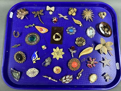 Lot 282 - A Collection of Assorted Brooches, including...