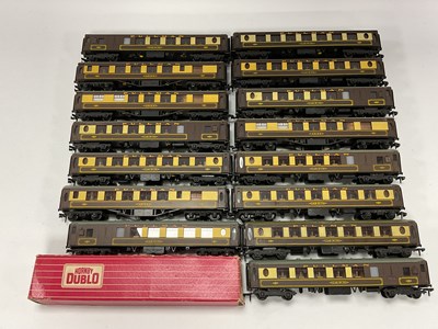 Lot 229 - Fifteen Hornby Dublo OO Gauge Pullman Coaches....