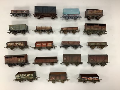 Lot 170 - Nineteen 00 gauge wagons by Bachmann, Hornby...
