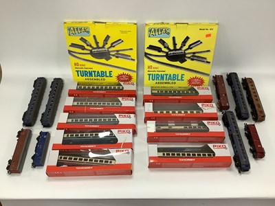 Lot 162 - Eighteen Outline Continental HO Gauge Coaches...