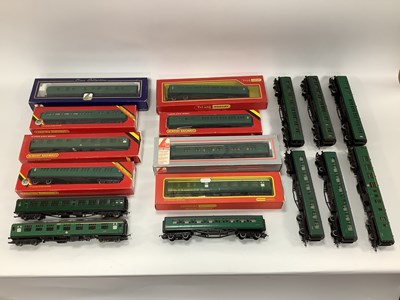 Lot 160 - Fifteen OO Gauge Southern Region Coaches by...