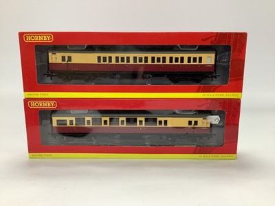Lot 190 - Two boxed Hornby 00 gauge Maunsell coaches in...