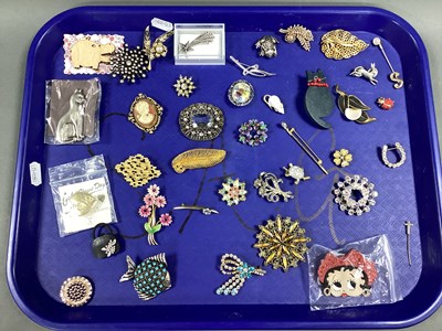 Lot 261 - A Selection of Modern Costume Brooches,...