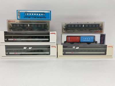 Lot 143 - Seven boxed items of HO scale European Rolling...