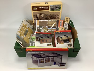 Lot 157 - A Quantity of OO/HO Gauge Lineside Building...