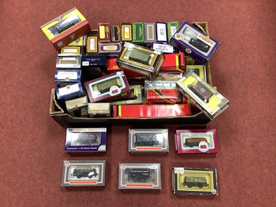 Lot 339 - Approximately thirty-five boxed 00 gauge...