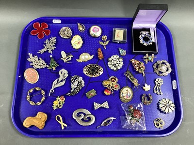 Lot 268 - A Collection of Assorted Brooches, including a...