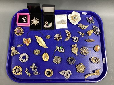 Lot 279 - A Collection of Assorted Brooches, including...