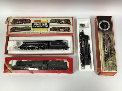 Lot 525 - Three boxed Hornby 00 gauge locomotives: a GWR...