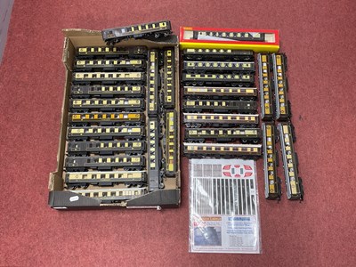Lot 548 - Approximately twenty-nine 00 gauge Pullman...