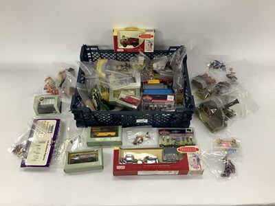 Lot 598 - A collection of 00/HO small accessories,...