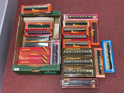 Lot 568 - Approximately twenty-five boxed 00 coaches by...