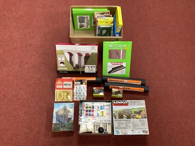 Lot 380 - A Box of '00'/'HO' Scenic Items, including a...