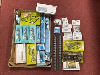 Lot 552 - A quantity of boxed Marklin HO scale track and...