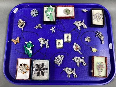 Lot 254 - A Collection of Assorted Brooches, to include...