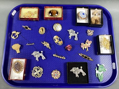 Lot 256 - A Collection of Assorted Brooches, to include...
